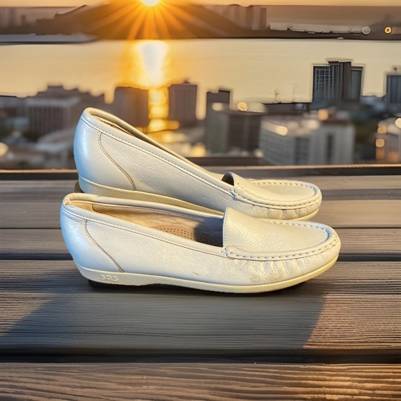 SAS Shoes - SAS  Size 8.5 N  Tripad Comfort Women's Beige Leather Loafers Cushioned Slip On
